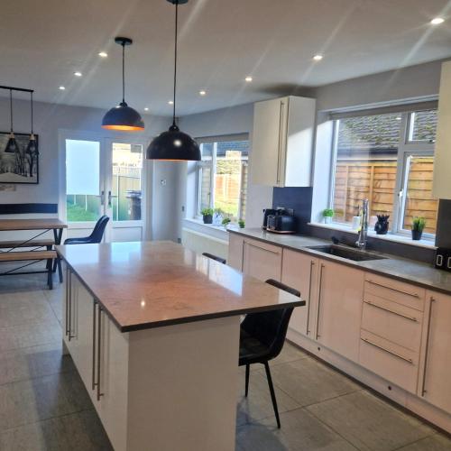 Comfortable 4 Bedroom Stay, Sleeps 7, Parking & WiFi gîte à louer Kettering Park Hotel And Spa