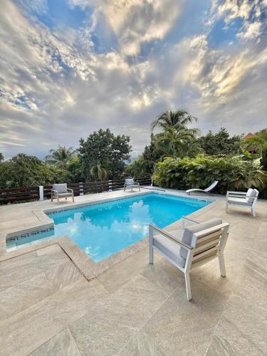 Villa tropicale avec piscine, terrasses et jardin - Location saisonnière - Petit-Bourg