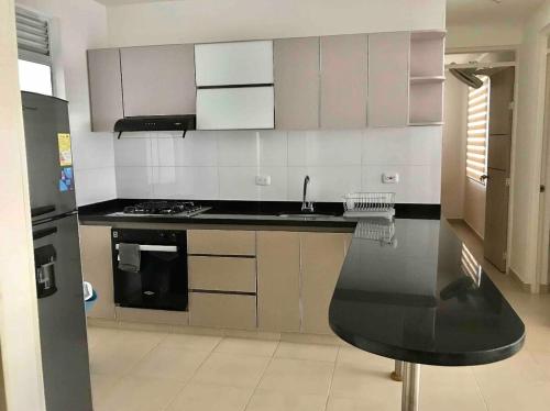 Apto con balcón con vista verde y 4 piscinas (Apto con balcon con vista verde y 4 piscinas) in 吉拉爾