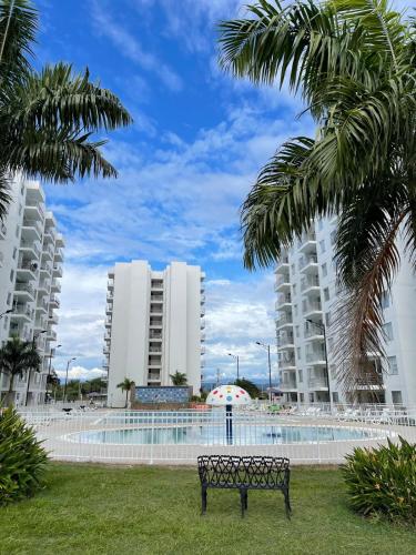 Apto con balcón con vista verde y 4 piscinas (Apto con balcon con vista verde y 4 piscinas) in 吉拉爾