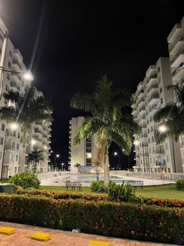 Apto con balcón con vista verde y 4 piscinas (Apto con balcon con vista verde y 4 piscinas) in 吉拉爾