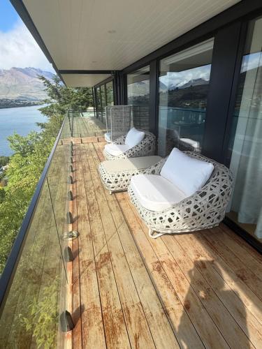 Stunning Lakeview Holiday House Queenstown - main image