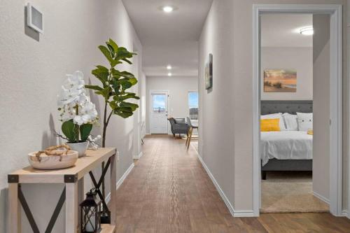 Marbella Lane - Amazing 4BR Lakeview Home - image 2