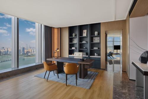 武漢襄投萬豪酒店 (Wuhan Marriott Hotel Wuchang) in 武漢