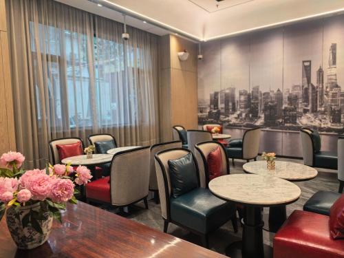 Restaurant, 唯庭酒店上海人民广场地铁站长征医院店 near Shanghai Natural History Museum (Jing'an)