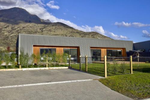 Family Friendly on Peasmoor - sleeps 8 - image 4