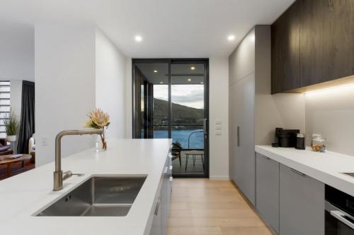 Belle Vue Villa - Stunning Views with Hot Tub - image 14