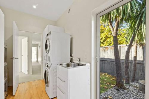 Coronet View - Family home with BBQ close to town - image 11