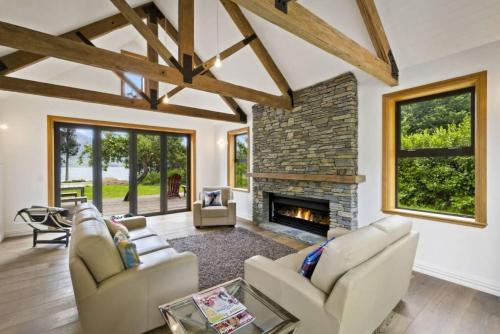 Lakeside Bliss Homestead with outdoor spa - image 14
