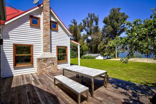 Lakeside Bliss Homestead with outdoor spa - main image