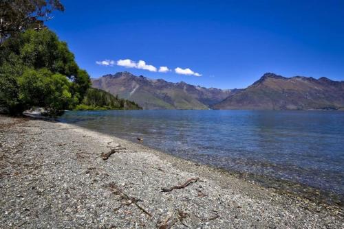 Lakeside Bliss Homestead with outdoor spa - image 6