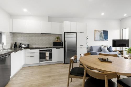 Remarkable Woodsider - family friendly walk to town - image 2