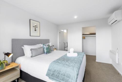 Remarkable Woodsider - family friendly walk to town - main image