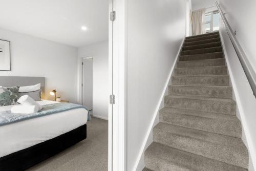 Remarkable Woodsider - family friendly walk to town - image 12