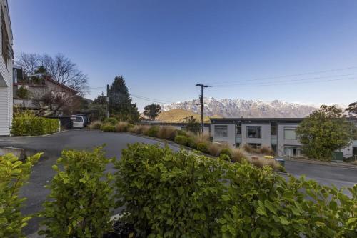 Remarkable Woodsider - family friendly walk to town - image 4