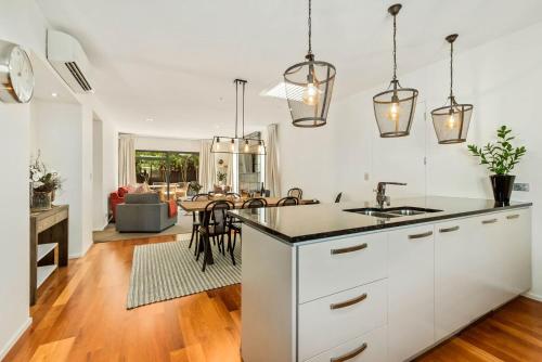 Central Queenstown 3 Bed Villa - image 3