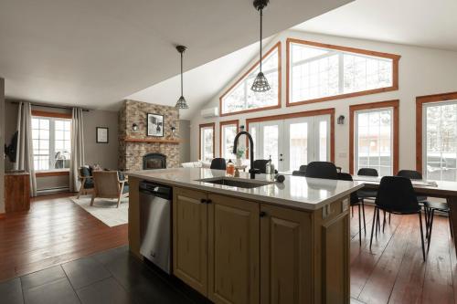 Ski 5 min - Kid Game Room - HotTub in Saint-Faustin-Lac-Carré (QC)