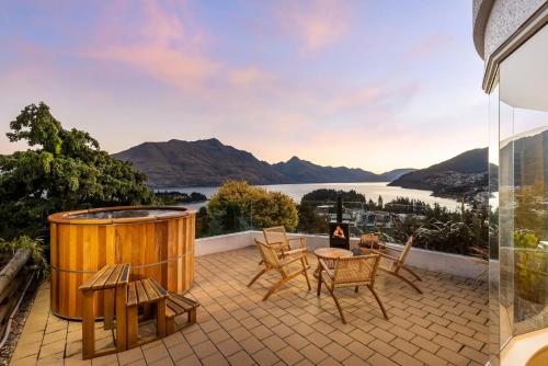 Edinburgh 3BR 2BA with Hot Tub Views Fireplace, Queenstown