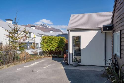 Central Queenstown 3 Bed Villa - image 4