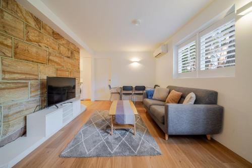 Greenwich Treasure - Moments from RNSh St Leonards - image 6