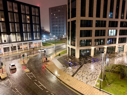 Two Bed Leeds Train Station Apartment City View