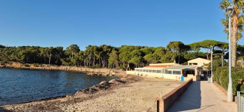 Cosy Rez jardin 1 chambre plage parking wifi in Saint Mandrier Sur Mer