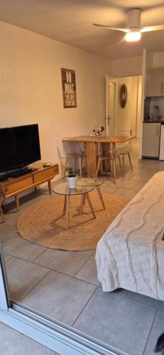 Cosy Rez jardin 1 chambre plage parking wifi in Saint Mandrier Sur Mer