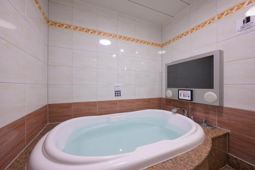 BE FREE HOTELS甲府は2025年8月にカップル専用のホテルをフルリノベーションした まったく新しいスタイルのホテルです様々なご利用者様の自由な過ごし方を提供するホテルとしてBE FREE HOTELsと名付けました