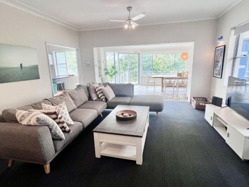 Banyan, 14 Montevideo Parade - Spacious Pet Friendly Property With Air Con And Wifi - Nelson Bay