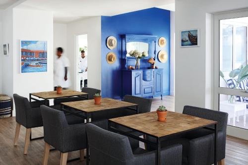 مطعم, One Marine Drive Boutique Hotel & Spa by The Living Journey Collection in هيرمانوس