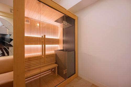 BE FREE HOTELS甲府は2025年8月にカップル専用のホテルをフルリノベーションした まったく新しいスタイルのホテルです様々なご利用者様の自由な過ごし方を提供するホテルとしてBE FREE HOTELsと名付けました