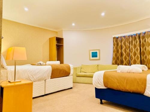 The Crown Hotel Stone - image 4