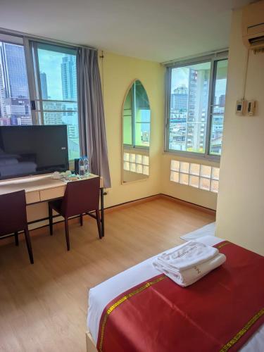 room detail thumbnail 2