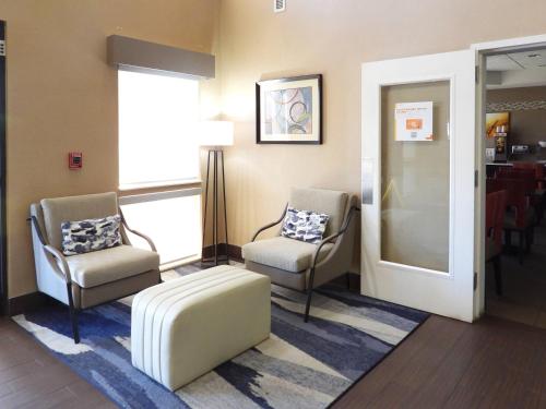 Comfort Suites - image 13