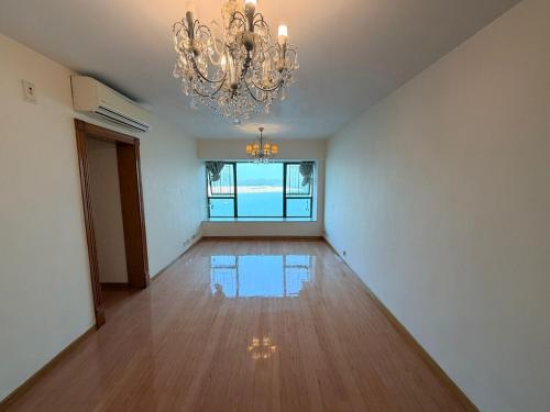 Luxury Panoramic Seaview 3 BD Full Club House in 柴灣