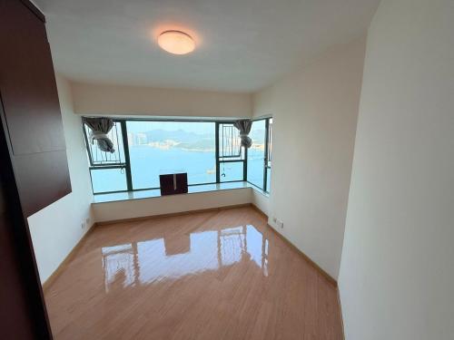 Luxury Panoramic Seaview 3 BD Full Club House in 柴灣
