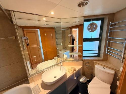 Luxury Panoramic Seaview 3 BD Full Club House in 柴灣