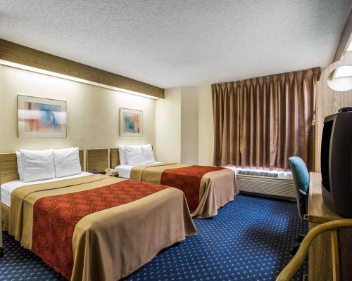 Econo Lodge Denver International Airport - image 9