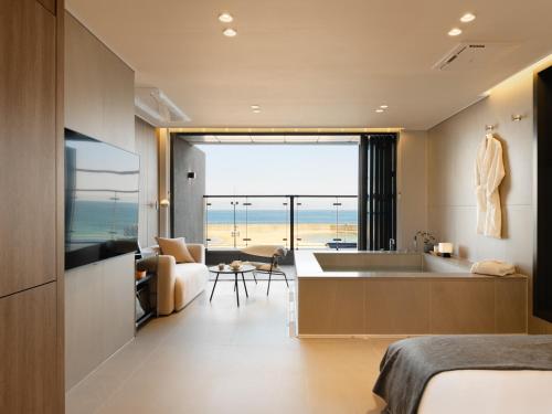 Plott The One Sokcho Xiella The Beach in 束草