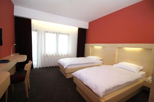 Hotel International Prishtina Room Type - Twin Room with Balcony and City View