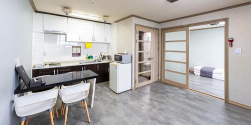 束草麗茲酒店 (Sokcho Ritz Hotel) in 束草港