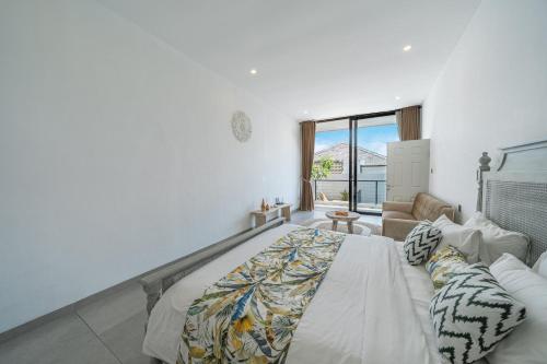 Villa Athalla - Elegant 3BR Near Berawa Beach! - image 5