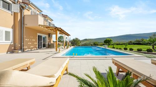 Swimming pool, Villa Pleter by Villas Guide in Otavice