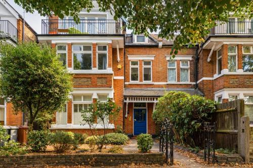 Stylish 2-Bedroom Apartment in Chiswick, London