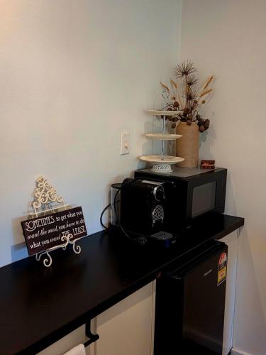 kuhinja, Leafy Suburb Oasis with Comfort and Charm in Upper North Shore