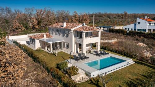 Beautiful Villa Legro with pool in Visnjan – khách sạn tại Rapavel