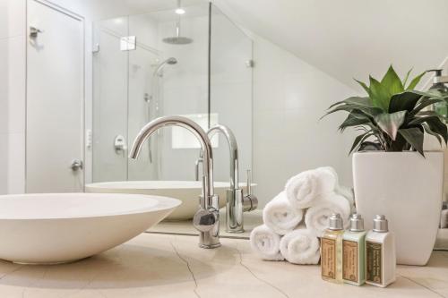 Cremorne Point Manor - image 5