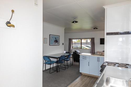 Kitchen, Amber Court Motel Nelson in Tahunanui