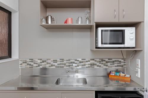 Kitchen, Amber Court Motel Nelson in Tahunanui