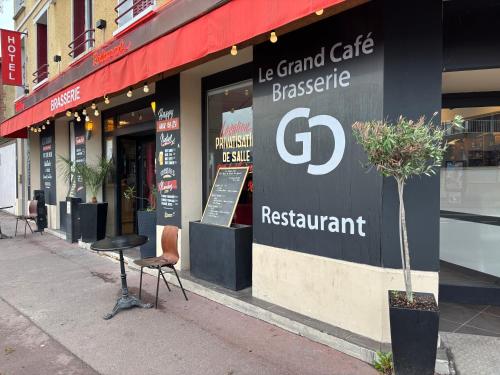Le Grand Café (Le Grand Cafe) in Шатилон